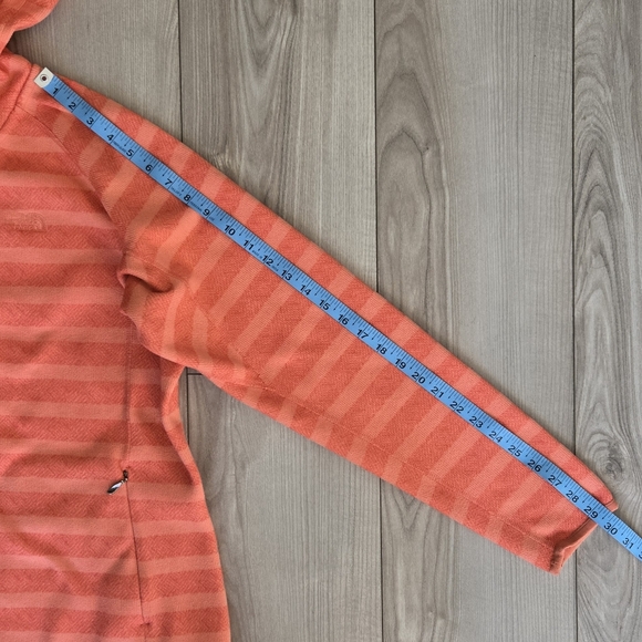 The North Face Crescent Sunshine Sweater. (D9) - Picture 7 of 12